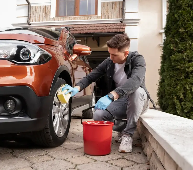 Lavage auto à domicile Sainte-Gemme-en-Sancerrois : professionnel intervenant sur un véhicule
